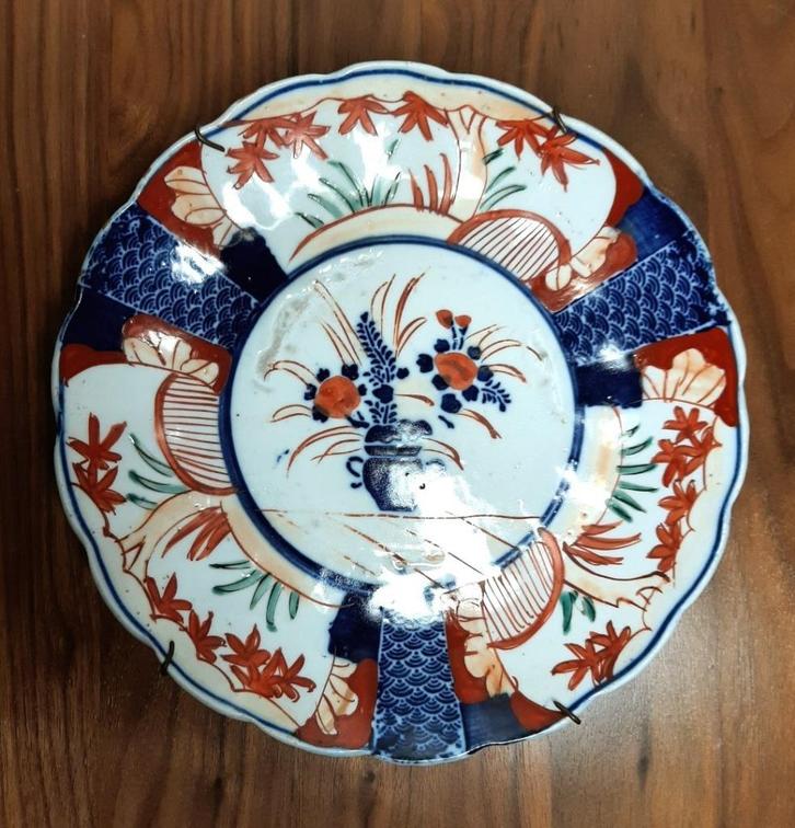 Antiek Arita Imari bord uit Japan. Doorsnede 21,5 cm., Antiek en Kunst, Antiek | Porselein, Ophalen of Verzenden