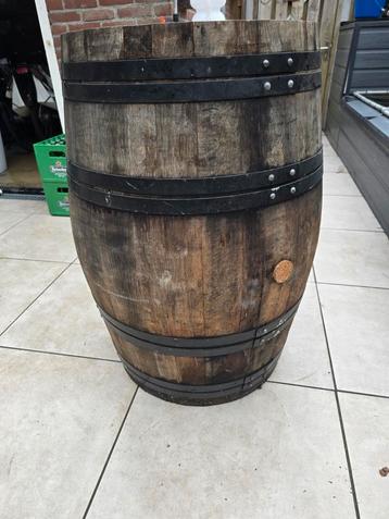 Houten wijn ton beschikbaar voor biedingen