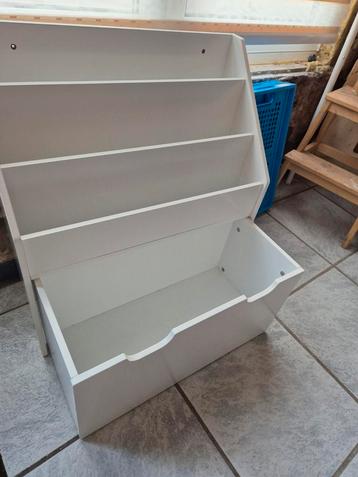 Boekenkast met speelgoed lade 