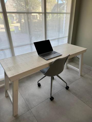 Wit strak bureau beschikbaar voor biedingen