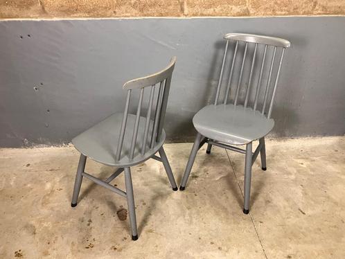 Twee vintage brocante spijlenstoel Tapiovaara Fanett Pastoe, Huis en Inrichting, Stoelen, Gebruikt, Twee, Hout, Grijs, Ophalen