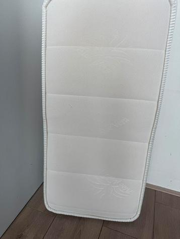 Wieg matras zo goed als nieuw. Nieuwprijs 63 euro beschikbaar voor biedingen