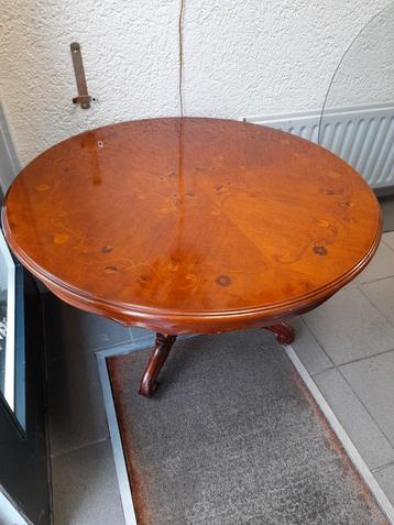 Zeer nette noten salon tafel met inlegd blad en glas plaat  beschikbaar voor biedingen