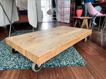 Houten saltontafel op wieltjes Xooon beschikbaar voor biedingen