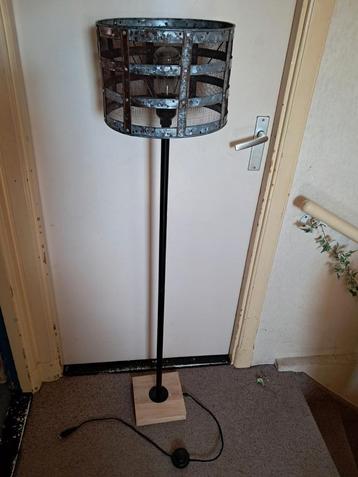 Stoere industriële vloerlamp  beschikbaar voor biedingen
