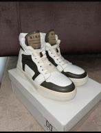 Sneakers van NIKKI maat 36 army groen met wit, Kleding | Dames, Schoenen, Ophalen, Zo goed als nieuw, Groen, Sneakers of Gympen