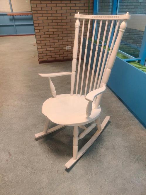 Leuke Schommelstoel – Zit heerlijk, schommelt nog beter, Kinderen en Baby's, Kinderkamer | Tafels en Stoelen, Zo goed als nieuw