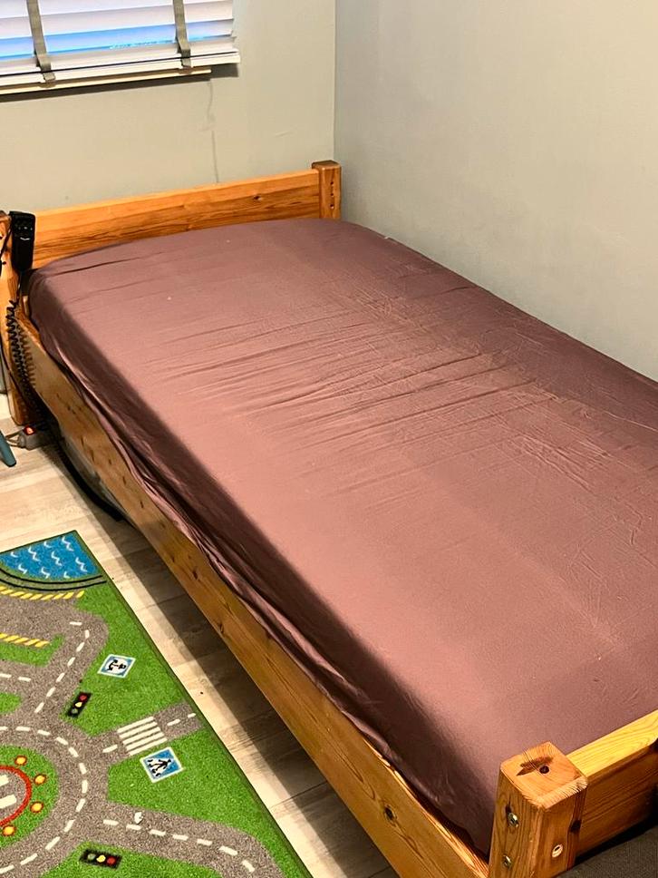 Flexa 1-persoonsbed met elektrische lattenbodem + IKEA matra, Huis en Inrichting, Slaapkamer | Bedden, Zo goed als nieuw, Eenpersoons