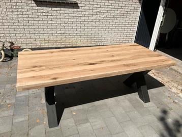 Eiken boomstam tafel beschikbaar voor biedingen