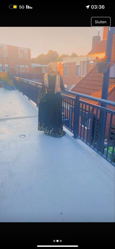 Groene Galajurk met Gouden Details, Kleding | Dames, Jurken, Zo goed als nieuw, Maat 38/40 (M), Groen, Onder de knie, Ophalen of Verzenden