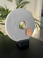 Betonnen ornament op houten voet - Handgemaakt, Huis en Inrichting, Woonaccessoires | Overige, Ophalen of Verzenden, Nieuw