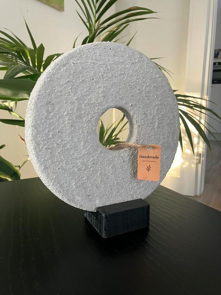 Betonnen ornament op houten voet - Handgemaakt, Huis en Inrichting, Woonaccessoires | Overige, Nieuw, Ophalen of Verzenden