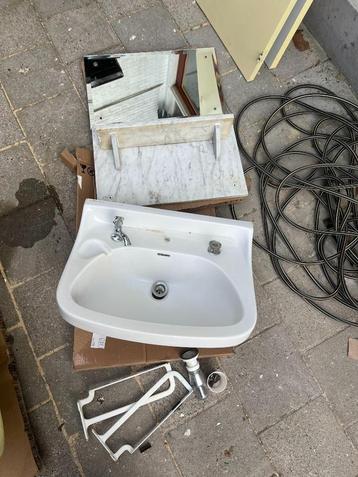 Antieke wastafel met marmer en spiegel, begin 1900 beschikbaar voor biedingen