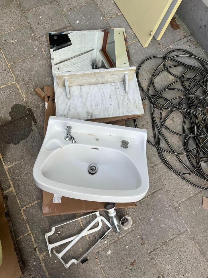 Antieke wastafel met marmer en spiegel, begin 1900, Huis en Inrichting, Badkamer | Badkamermeubels, Wasbak of Wastafel, Minder dan 100 cm