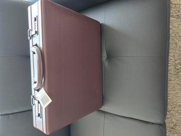 Luxe bruine aktetas beschikbaar voor biedingen