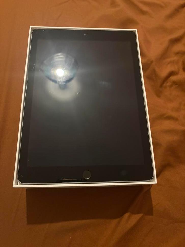 Ipad 6th generation — 32 gb, Computers en Software, Apple iPads, Zo goed als nieuw, Apple iPad, Wi-Fi, 10 inch, 32 GB, Zilver