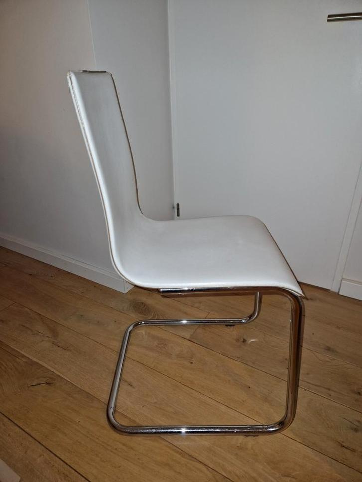 Gratis afhalen - zes eettafelstoelen, Huis en Inrichting, Stoelen, Gebruikt, Vijf, Zes of meer stoelen, Kunststof, Metaal, Wit