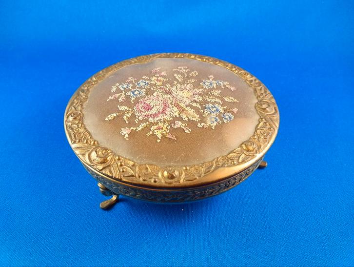 Antieke Poederdoos met Bloemenborduurwerk, Sieraden, Tassen en Uiterlijk, Uiterlijk | Gezichtsverzorging, Ophalen of Verzenden