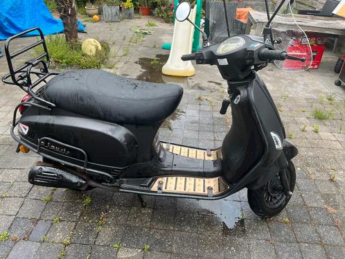 Zwarte Scooter - Goed Onderhouden, Fietsen en Brommers, Scooters | Overige merken, Gebruikt, Maximaal 25 km/u, Tweetakt, Ophalen