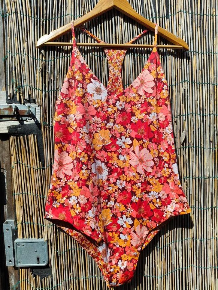 Nieuw: reversible badpak O'Neill retro bloemen xl / 44, Kleding | Dames, Badmode en Zwemkleding, Nieuw, Badpak, Rood, Ophalen of Verzenden