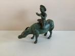 Bronzen beeldje waterbuffel & aziatische man /boer met fluit, Antiek en Kunst, Ophalen of Verzenden