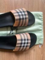 Burberry Slippers - Tijdloze Stijl!, Slippers, Ophalen of Verzenden, Zo goed als nieuw, Burberry