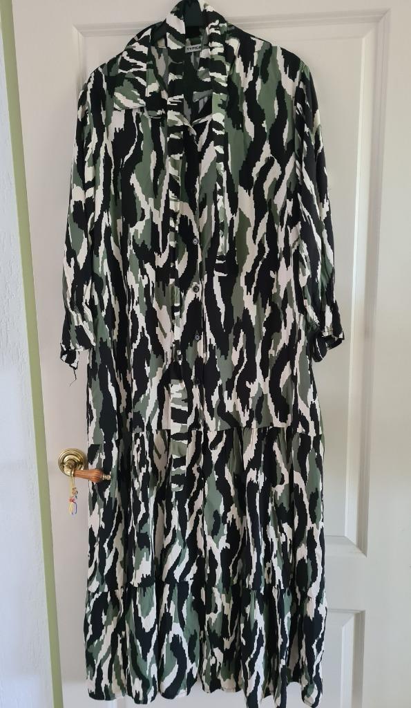 Nieuwe langere jurk van Typical Jill maat L, Kleding | Dames, Jurken, Nieuw, Maat 42/44 (L), Groen, Onder de knie, Ophalen of Verzenden