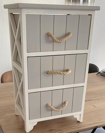 Te koop nieuw ladekastje. beschikbaar voor biedingen