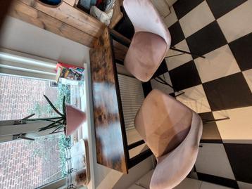 Bartafel met twee fijne krukken in roze fluweel beschikbaar voor biedingen