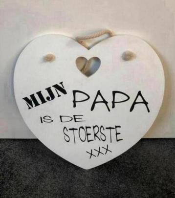 Houten hart met tekst “mijn papa is de stoerste” beschikbaar voor biedingen