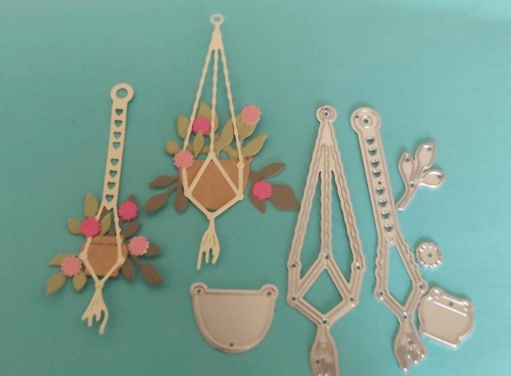 Leuke stans snijmallen hang mand met potten en planten uitve, Hobby en Vrije tijd, Kaarten | Zelf maken, Zo goed als nieuw, Pons of Mal