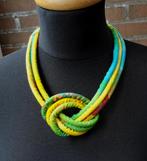Aparte ketting 3 snoeren van kleurige stof met knoop, Gebruikt, Overige kleuren, Verzenden, Overige materialen