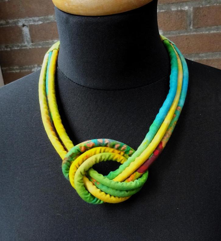 Aparte ketting 3 snoeren van kleurige stof met knoop, Sieraden, Tassen en Uiterlijk, Kettingen, Gebruikt, Overige materialen, Overige kleuren