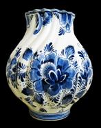 Prachtige Delfts blauwe geribbelde vaas, floraal decoratie, Antiek en Kunst, Antiek | Vazen, Ophalen of Verzenden