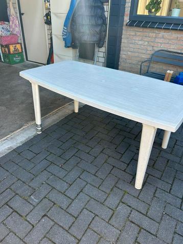 Hartman tuintafel beschikbaar voor biedingen