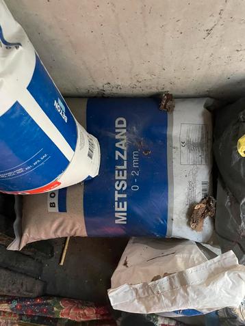 Metselzand 4 zakken beschikbaar voor biedingen