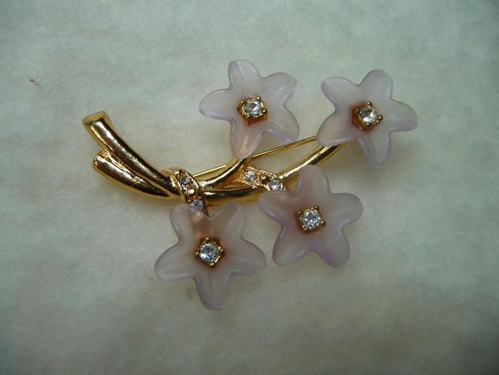 Broche bloemtakje, lila bloemen met strass, Sieraden, Tassen en Uiterlijk, Antieke sieraden, Broche, Overige materialen, Ophalen