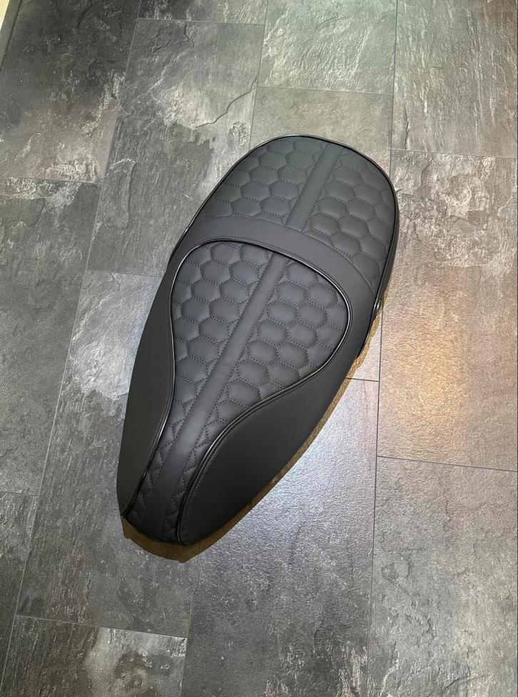 (Nieuwe) custom audi rs zadel voor vespa sprint/primavera, Fietsen en Brommers, Brommeronderdelen | Scooters, Nieuw, Vespa, Zadel