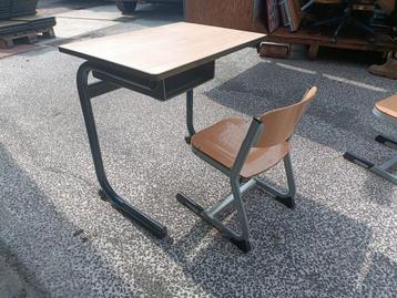 Basisschool bureau met stoel beschikbaar voor biedingen