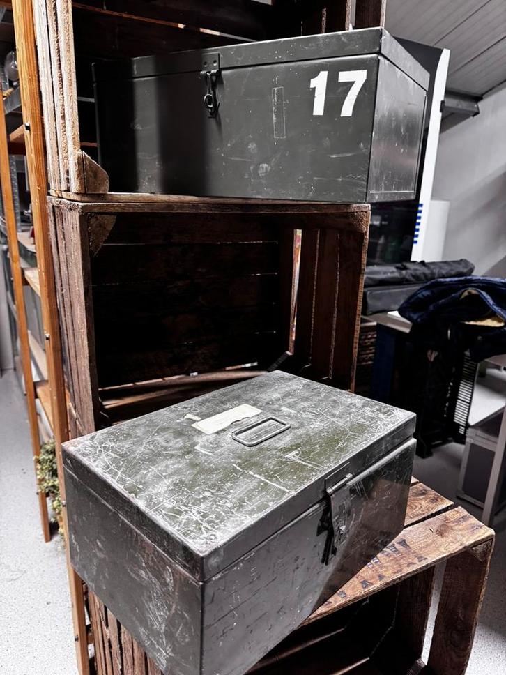 2 stalen donkergroene kisten antieke stemkist, Huis en Inrichting, Woonaccessoires | Kisten, Zo goed als nieuw, Minder dan 50 cm