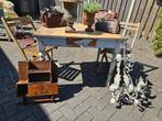 Franse brocante boeren tafel vol patina Met 2 klapstoelen, Ophalen