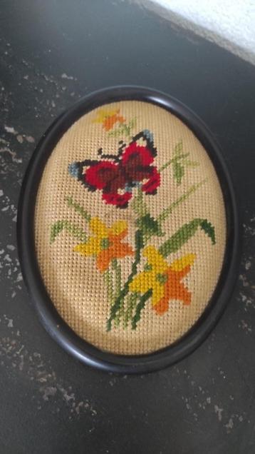 Vintage geborduurd schilderijtje ovaal vlinder bloemen beschikbaar voor biedingen