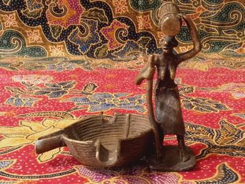 Mooi antiek brons bakje uit Afrika met een vrouw 11,3 cm. beschikbaar voor biedingen