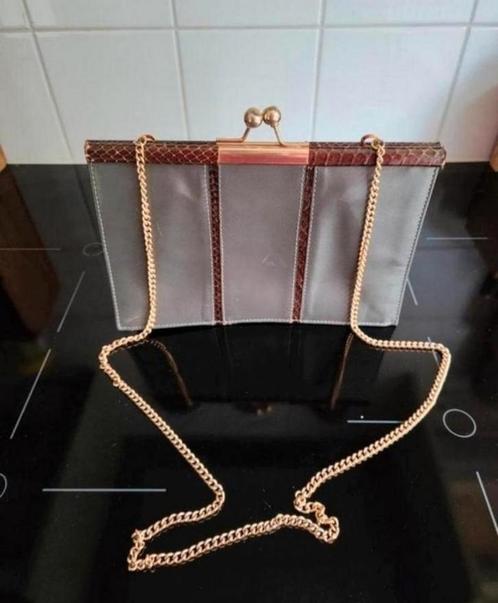 Vintage grijs leren schoudertasje met bruin biesje, 14x22 cm, Sieraden, Tassen en Uiterlijk, Tassen | Schoudertassen, Gebruikt