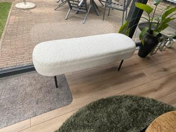 Crème bouclé bankje beschikbaar voor biedingen