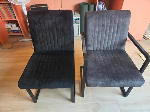 4 stoelen. 2x grijs en 2x zwart, Huis en Inrichting, Stoelen, Zo goed als nieuw, Vier, Stof, Grijs, Ophalen