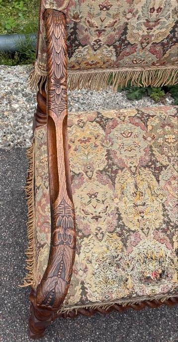 Antieke fauteuil met houtsnijwerk beschikbaar voor biedingen