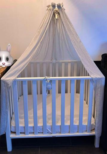 Baby box inclusief sluier standaard, sluier en matras beschikbaar voor biedingen