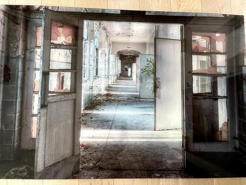 Kunstfoto op glas: oud sanatorium, Huis en Inrichting, Woonaccessoires | Schilderijen, Tekeningen en Foto's, Zo goed als nieuw