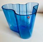 Iittala Alvar Aalto Savoy Vaas Ultramarijn 160 mm Nieuwstaat, Huis en Inrichting, Ophalen of Verzenden, Zo goed als nieuw, Glas